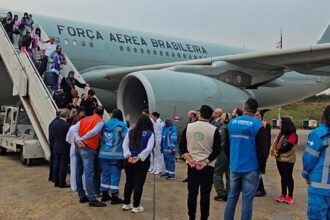 Avião com 221 brasileiros repatriados do Líbano pousa em Guarulhos