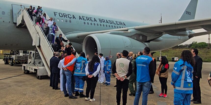 Avião com 221 brasileiros repatriados do Líbano pousa em Guarulhos