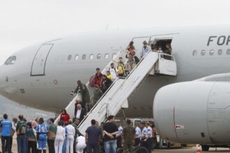 Décimo voo da FAB com 213 repatriados do Líbano chega a São Paulo