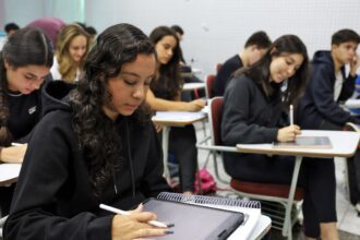 Enem: cursos populares são oportunidade para alunos de baixa renda