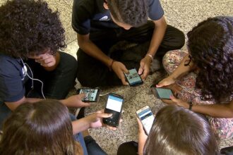 Escolas buscam soluções para regular uso de celular na sala de aula