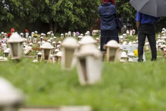 Familiares homenageiam entes queridos em Dia de Finados