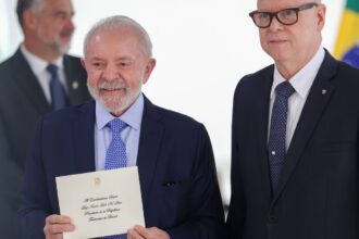 Lula recebe credenciais de oito novos embaixadores