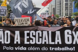 Manifestantes vão às ruas pelo fim da escala de trabalho 6x1