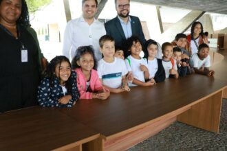 Mesas do G20 são doadas para escolas públicas do Rio