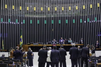 Após atraso, urgência para corte de gastos segue na pauta da Câmara
