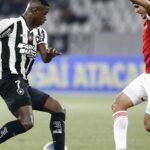 Botafogo visita o Inter para tentar garantir o título do Brasileiro