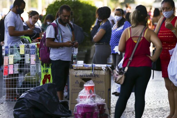 Brasileiros relatam menor renda e insegurança alimentar após pandemia