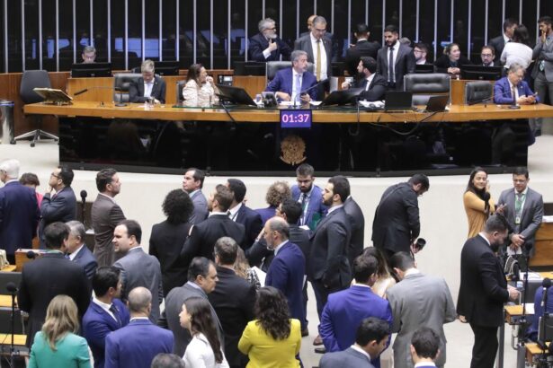 Câmara aprova PEC de corte de gastos em primeiro turno