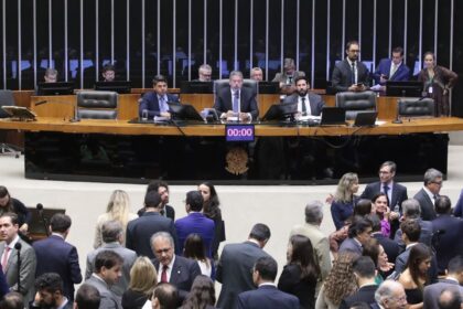 Câmara rejeita mudanças do Senado e aprova reforma tributária