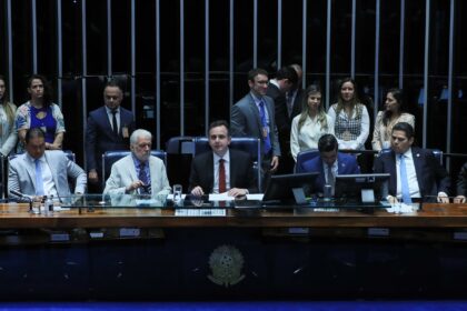 Congresso promulga emenda à Constituição para cortar gastos do governo