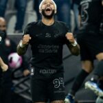 Depay brilha e Corinthians vence para ficar perto da Pré-Libertadores