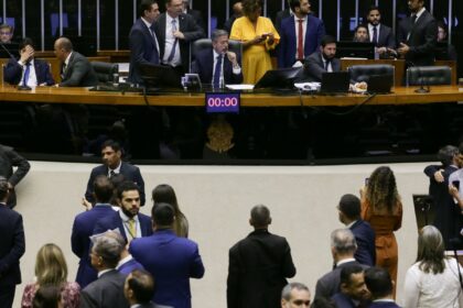 Lira convoca reunião de líderes dias após decisão suspender emendas