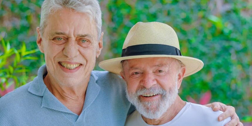 Lula recebe visita de Chico Buarque em São Paulo