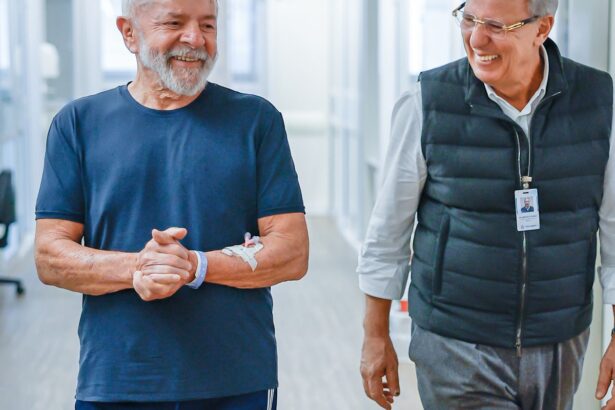 Lula segue internado e fará exames de sangue, diz boletim médico