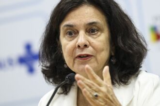 Ministra da Saúde alerta contra riscos da dengue