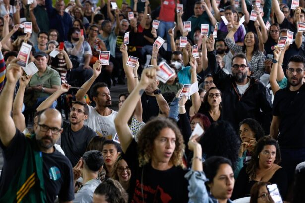 Novo estatuto de servidores avança, e professores do Rio mantêm greve