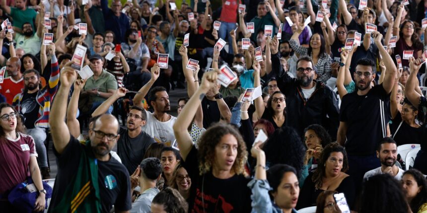 Novo estatuto de servidores avança, e professores do Rio mantêm greve