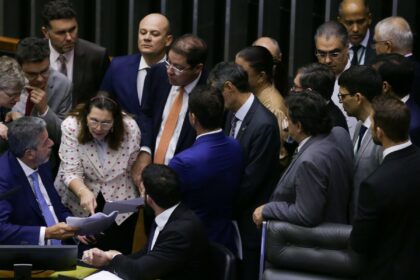 PEC de corte de gastos é aprovado em dois turnos na Câmara