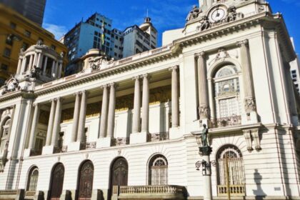 Rio aprova PL que extingue licença prêmio e muda horário de professor