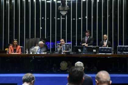 Senado aprova teto para salário mínimo e mudanças no BPC