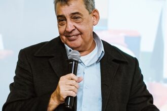 Após ano marcado por enchentes, prefeito eleito de POA é empossado