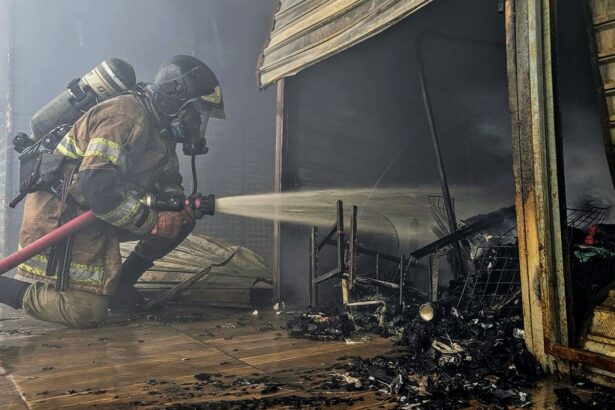 Após incêndio na Uruguaiana, Paes promete reformas e ajuda a lojistas
