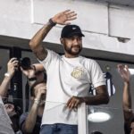 Atacante Neymar anuncia retorno ao Santos