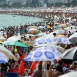 Banho noturno na orla do Rio atrai cariocas e turistas no calorão