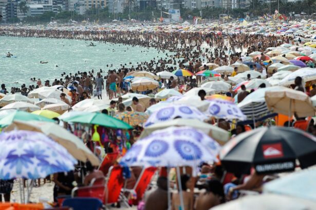 Banho noturno na orla do Rio atrai cariocas e turistas no calorão