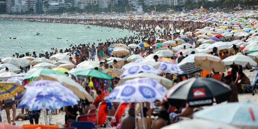 Banho noturno na orla do Rio atrai cariocas e turistas no calorão