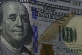 Dólar cai para R$ 5,94 e fecha no menor nível desde fim de novembro