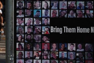 Hamas liberta primeira de três reféns que devem voltar hoje a Israel