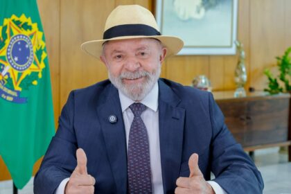 Lula faz exames de imagem da cabeça e está liberado para viagens