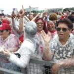 Manifestantes comemoram democracia na Praça dos Três Poderes