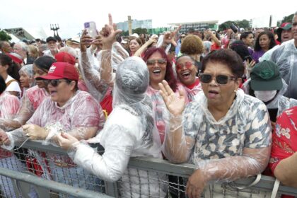 Manifestantes comemoram democracia na Praça dos Três Poderes