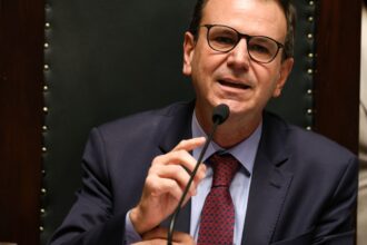 Paes assume novo mandado e propõe Força Municipal armada