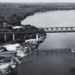 Resgatado corpo em cabine de caminhão submerso após queda de ponte