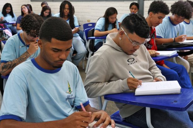 Ajudar a família e mais educação: alunos contam como usam o Pé-de-Meia