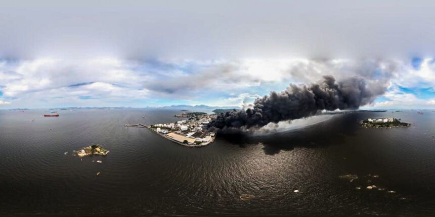 Após incêndio em fábrica, há risco de vazar óleo na Baía de Guanabara