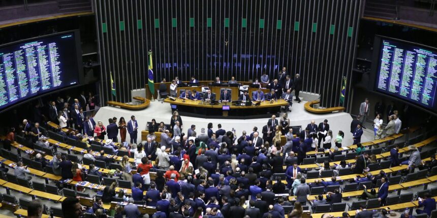 Candidatos à presidência da Câmara discursam em plenário