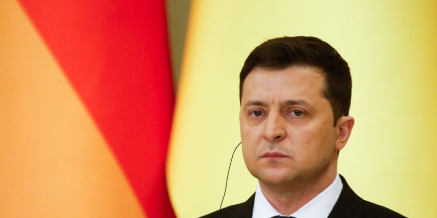 “Devemos alcançar a paz pela força”, diz Zelenskyy no 3º ano em guerra