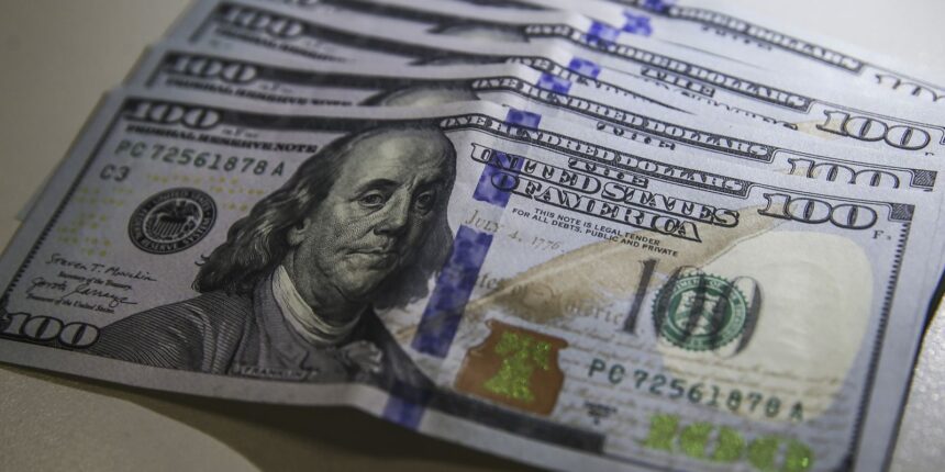 Dólar fecha praticamente estável mesmo com inflação nos EUA