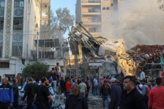 Israel bombardeia Síria e pede a israelenses que deixem o país