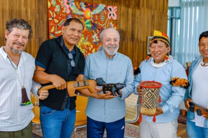 Lula recebe indígenas do Xingu e promete visita ao território
