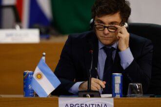 Milei tenta minimizar crise gerada por apoio à criação de criptomoeda