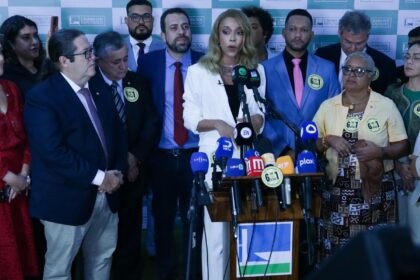 PEC contra escala 6x1 é protocolada na Câmara com 234 assinaturas 