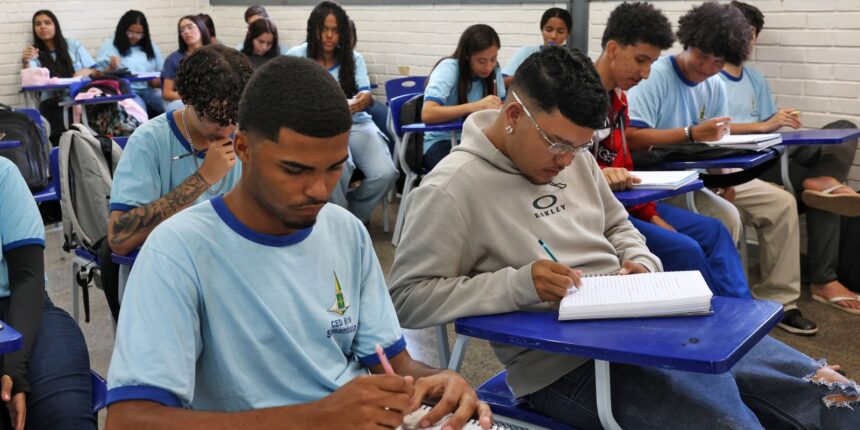 Pé-de-Meia paga R$ 1 a estudantes dos anos iniciais do ensino médio