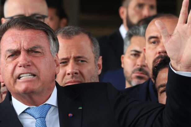 Após virar réu, Bolsonaro nega decreto de golpe de Estado