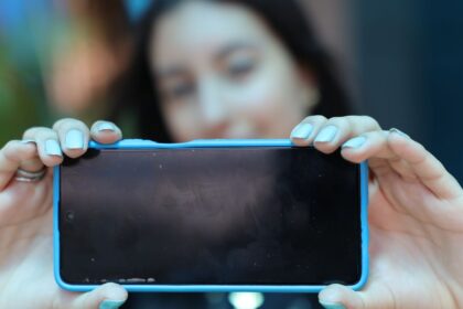 Conselho de Educação edita diretrizes sobre celular em sala de aula